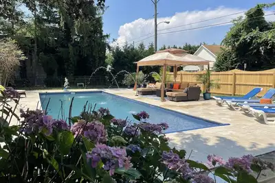 Image de Lg Victorian, New Resort-likePrivate Pool, Beds for 17, 10min to Sh beach