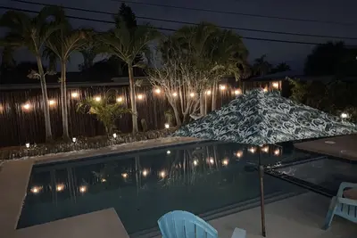 Image de Tropical Oasis 2 Blocks from Beach Pool and Spa Home Fully Remodeled
