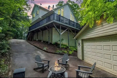 Image de Peaceful mountain retreat with resort lake amenities