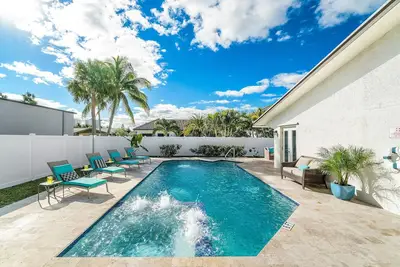Image de Beach Lux • Heated Pool, Infinity Spa, Cabana, Golden Tee Arcade • Walk to Beach