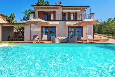 Image de *Villa with Pool* Surrounded by Green - Monte Carlo