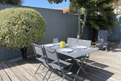 Image de Charme, calme et confort dans St Martin de RĂ© avec terrasse et parking.
