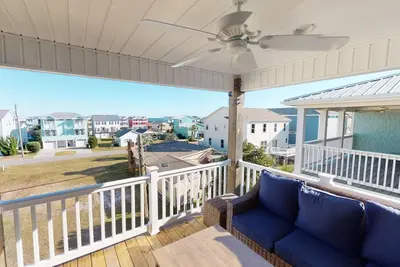 Image de 10% Off Aug + Sept | Luxury Duplex Near Beach | Ocean Views, Elevator, Gourmet Kitchen, 2 Decks