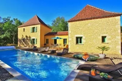 Image de Villa grand confort avec piscine, idéalement située et proche du centre-ville