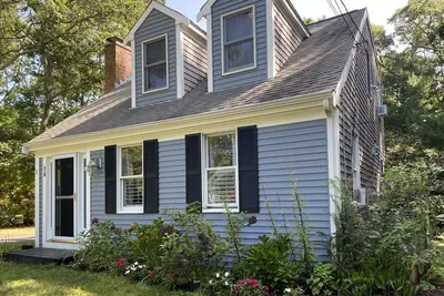 Image de Centrally Located Quintessential Cape Cod Retreat