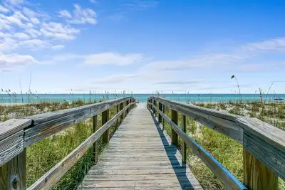 Image de ☀️ Family Operated! Steps From Beach &Pool! Book Your Summer And Fall Vacay Today!