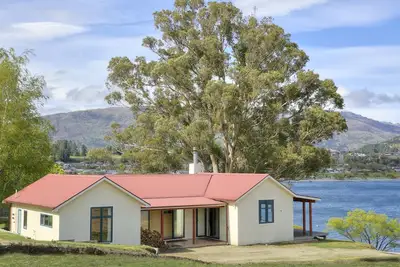 Image de The Lakefront Gem - Wanaka Holiday Home