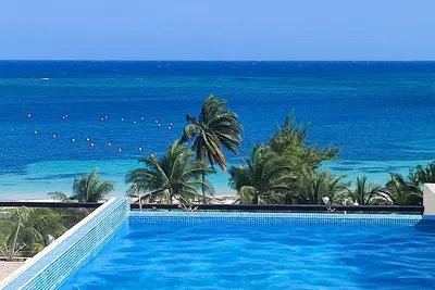 Image de Modern 1-Br, close to beach, restaurants & supermarket. King bed & private patio