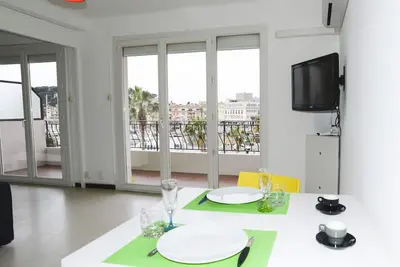 Image de 37m2 + 9 m2 de terrasse sur le port de Sanary/mer