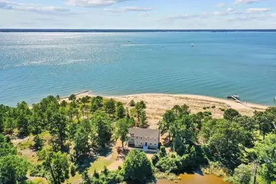 Image de River Beachfront- Spacious Dog & Family Friendly 3 Bedroom Home on Shared Beach