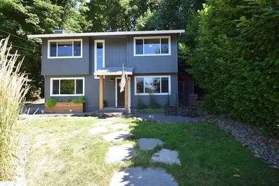 Image de Private modern rustic design within walking distance of main street