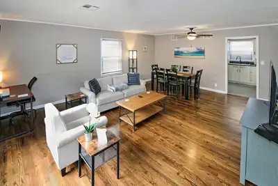 Image de Family Home Near Expo Center - Pets Ok - Fenced Yard - No Checkout Chores