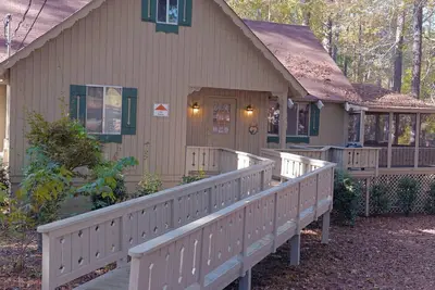 Image de Lake View chalet with screened in porch perfect for weekend getaway!