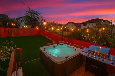 Image de ★Chic Modern Home ★ Deck & Patio ★ King Bed ★ Netflix ★ WiFi!