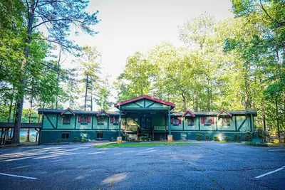 Image de Gorgeous Lake view home with private Game Room