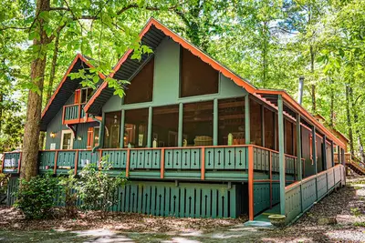 Image de Chalet with Screened in porch with just steps away from the playground