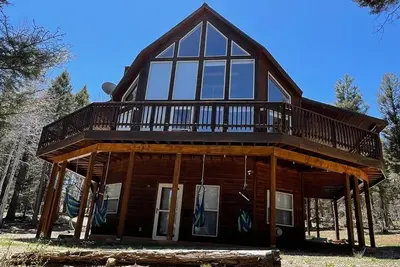 Image de Beautiful, secluded, chalet style cabin with large deck & amazing views!