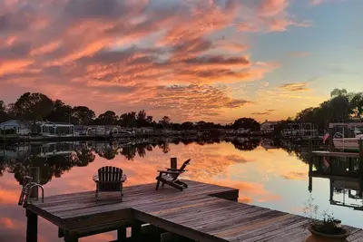 Image de Beautiful waterfront pool home 5 minutes from downtown St Pete!