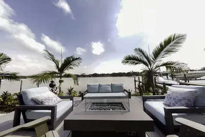 Image de Enjoy Watching Dolphins and Manatee in Your Backyard