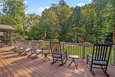 Image de Flowing Water, Firepit, Large Deck, Wi-Fi, Stocked Fishing in Backyard Creek