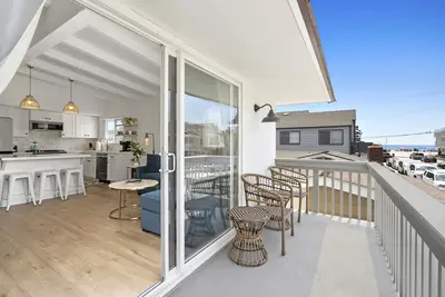 Image de 28th Street renovated beach house with Ac and ocean view - beach gear provided.