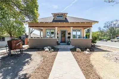Image de Entire House Downtown Paso Updated Craftsman - 3/2 -With Firepit and Bocce ball