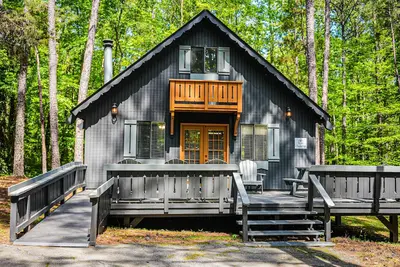 Image de Stunning wooded view Chalet near our salt water pool!