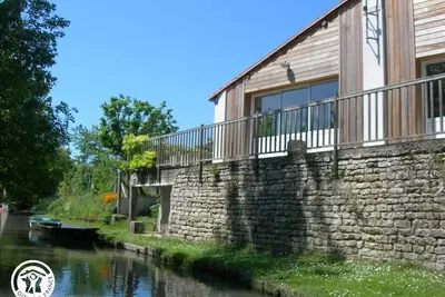 Image de Gîte charmant au bord de l'eau avec canoës, terrasse et jardin à Damvix, au cœur du Marais Poitevin.