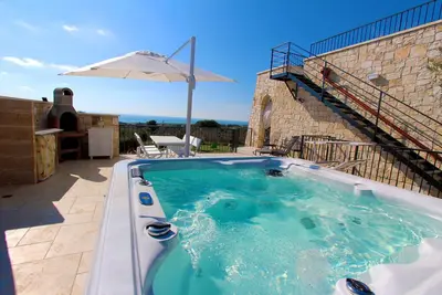 Image de Sea view villa with garden and private hot tub 241