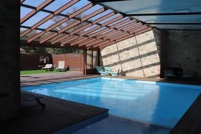 Élégant gîte 18ème siècle rénové avec piscine couverte, terrasse et grand terrain aux Herbiers.