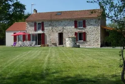 Image de Maison rénovée en pleine campagne avec terrain, terrasse et équipements familiaux
