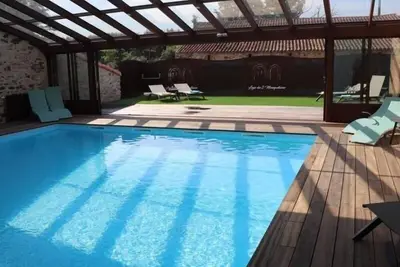 Image de Gîte 18ème rénové avec piscine couverte, terrasse, loisirs et WiFi – 6 pers.