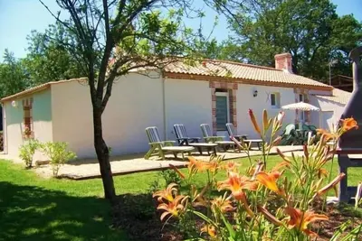 Image de Gîte traditionnel rénové avec jardin clos et Wi-Fi, 3 chambres, proche de La Garnache, Vendée.