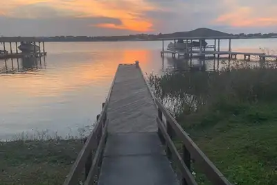 Image de lake side house in the middle of orange country/