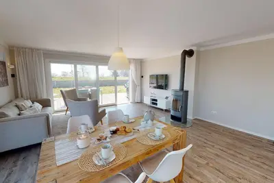 Image de Beachfront 90 m² vacation apartment with large terrace and fireplace for 4 people
