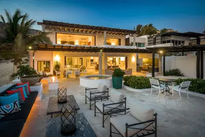 Image de Beachfront Villa Pacifica includes Luxury Swimming Pool & Gourmet Kitchen!