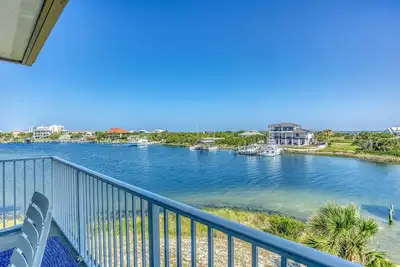 Image de Breath-taking views of Sabine Bay from this beautifully decorated townhome!