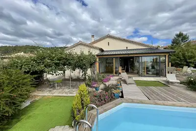 Image de maison indépendante avec 1200m² de terrain clos de mur