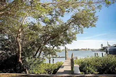 Image de Welcome to your private coastal getaway! This fully renovated 3-bedroom, 2-bath single family home is perfectly located on the Intracoastal Waterway—just a 2-minute walk to the sugar-white sands of Indian
