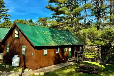 Image de Sleepy Hollow, Pool/Ac/Fireplace, Cabin Steps to Loon Lake