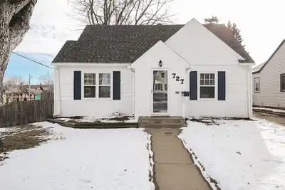Image de Updated vintage style cottage near McKennan Park & next to Avera