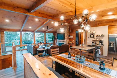 Image de Walk to Lake | Lake Views | Hot Tub | Pool Table