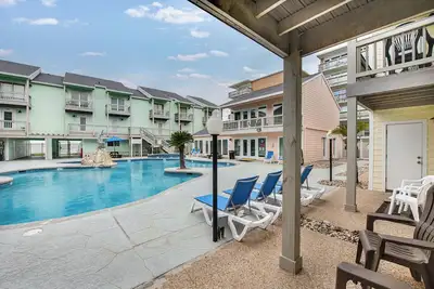 Image de Poolside Paradise at a Beachfront Complex - You Can have it all!