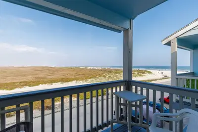 Image de Your Own Slice of Beach Paradise, Complete with a Pool and Hot Tub