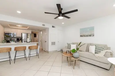 Image de Beachfront Coastal Living: Unwind in Style at Our Sleek Poolside Condo