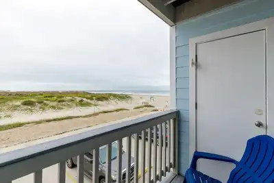 Image de Family-friendly Beach Retreat: Pool & Beach Views, Private Balconies, & More