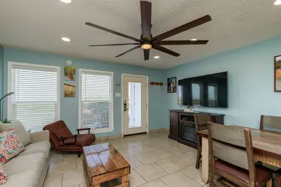 Image de Beautiful, Pet-Friendly, Coastal Modern Condo Just Steps from the Beach