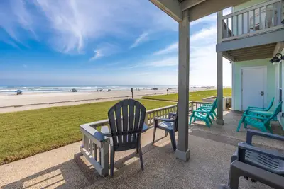 Image de Family-Friendly Beachfront Condo with Private Patio, Heated Pool, & Hot Tub.