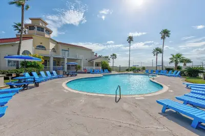 Image de Pet-Friendly, Condo w/Hot Tub, Pool, Private Pond, & Close to the Beach
