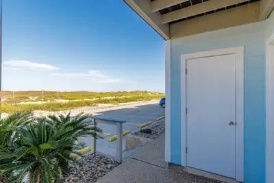 Image de End-unit Condo at Beach Front Complex w/a Pool and Hot Tub